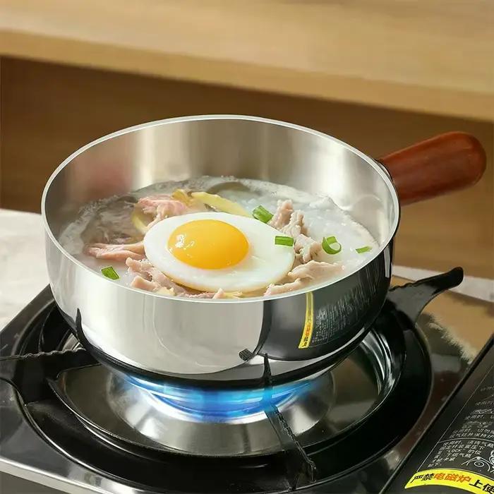 Casserole à lait en acier inoxydable avec poignée en bois, casserole de cuisson compacte, adaptée pour faire frire des œufs et réchauffer le lait. Fabriqué en acier inoxydable