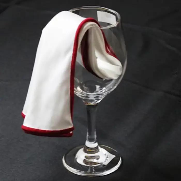 Chiffon de nettoyage pour essuyer les verres à vin rouge