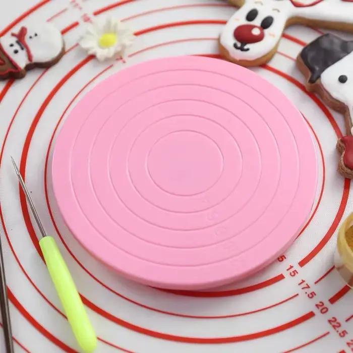 Plateau tournant en plastique pour gâteau DIY antidérapant pour pâtissiers amateurs et professionnels occaions spéciales烘焙与糕点制作相关的HTML描述已生成。由于描述中没有涉及任何价格、产地或特定的材料成分，所以内容完全基于提供的特性信息，并且强调了产品在使用中的便捷性以及对用户创作能力的支持。最后一行按照要求给出了一个长尾关键词优化的产品标题。