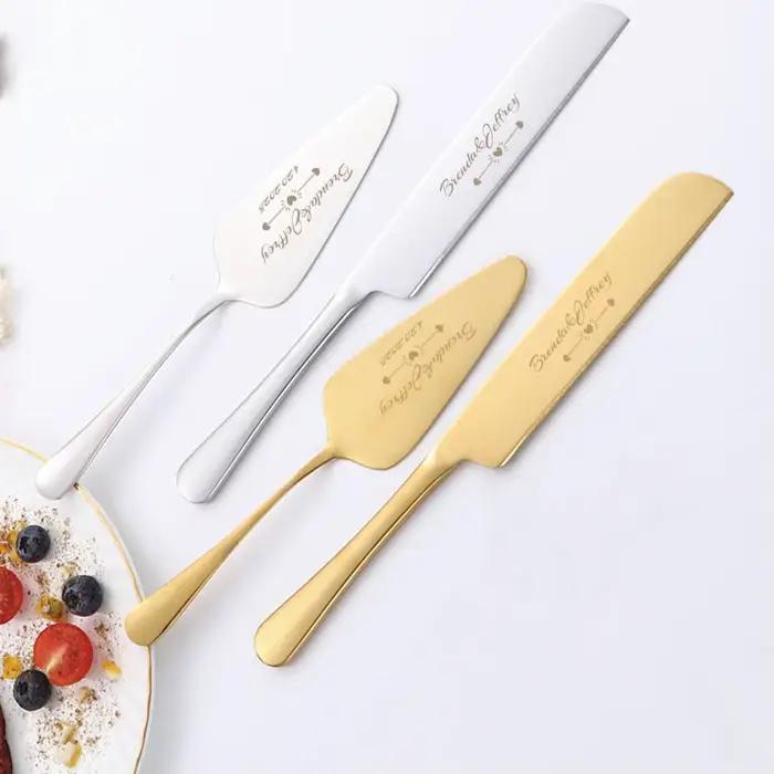 Ensemble de couteau et spatule à gâteau personnalisés avec les noms des mariés