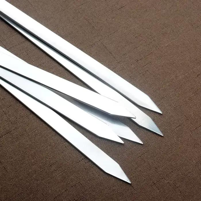 Bâtons de gril en acier inoxydable pour barbecues extérieurs avec poignée en bois de hêtre naturel pour brochettes plates et longues occasions spéciales pique-niques et repas en plein air