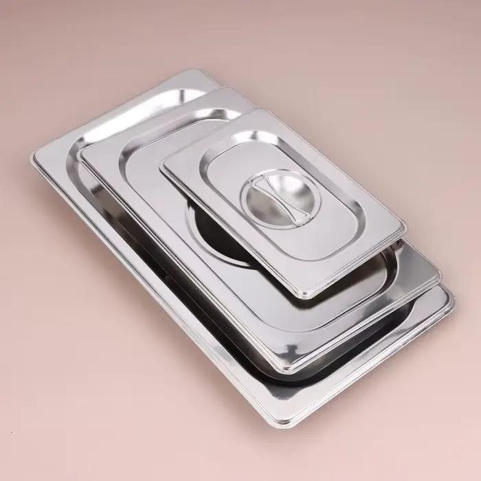Couvercles à encoches en acier inoxydable avec poignée et verrouillage pour bacs alimentaires 1/9