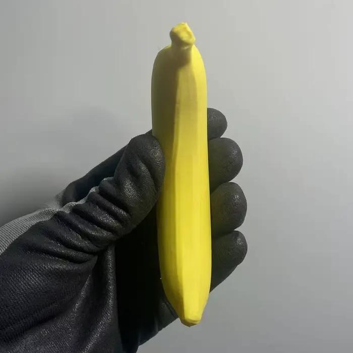 Impression 3D - Un autocollant de réfrigérateur en forme de banane. Donnez instantanément à votre réfrigérateur une touche artistique. Simple, pratique, élégant et raffiné