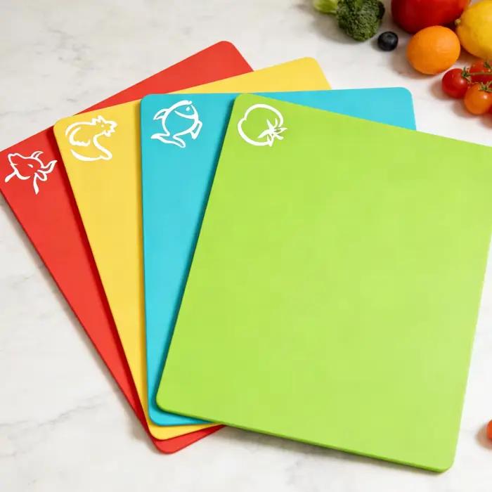 Tapis de découpe en plastique souple, tapis colorés avec icônes alimentaires, dos antidérapant, lot de 4 planches à découper pour viande et légumes