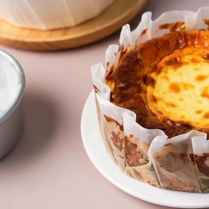 Papier à huile non stick Basque bleu ciel clair chocolat pour gâteaux mousses cheesecakes occassions spéciales pâtisserie professionnelle