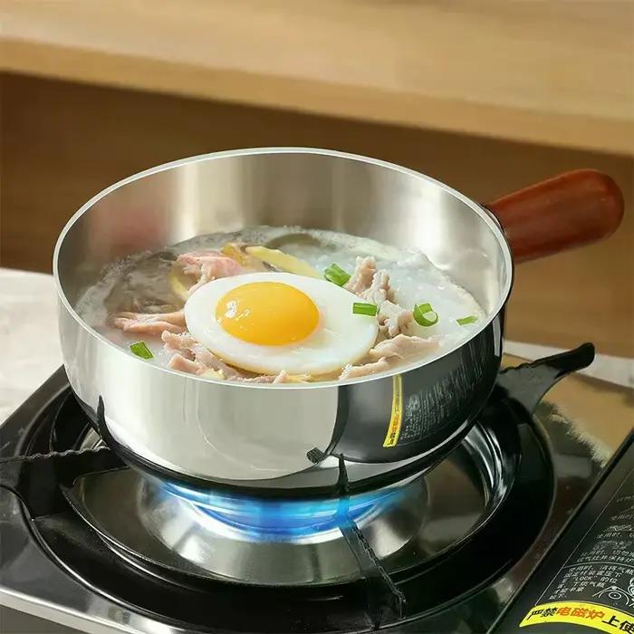 Marmite à lait en acier inoxydable avec manche en bois pour cuire des œufs et chauffer du lait, modèle compact, durable et facile à entretenir pour la cuisine et les occasions spéciales
