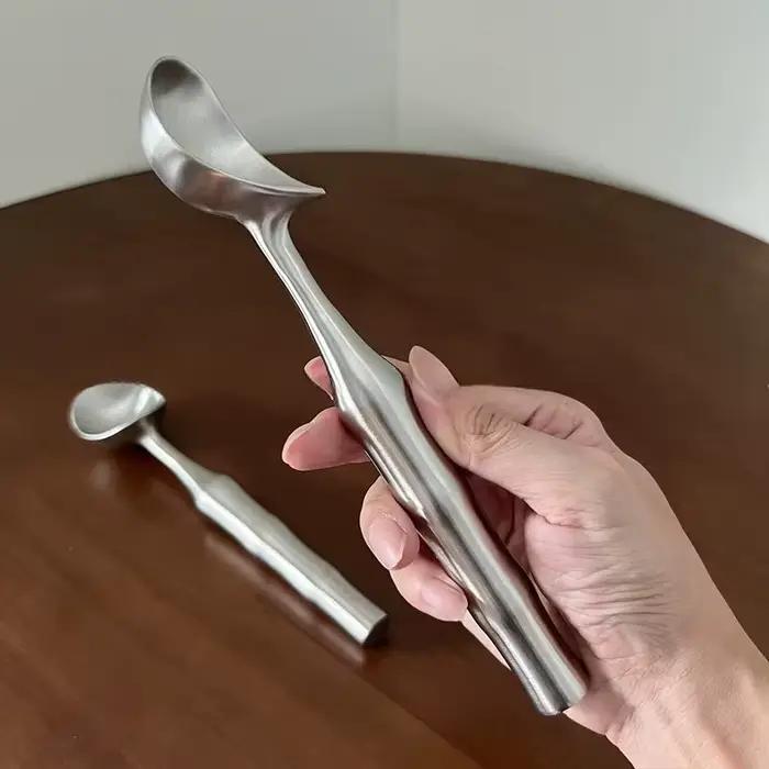 Cuillère à glace en acier inoxydable 304 avec manche en bambou pour glace et fruits polyvalente et facile à nettoyer pour la cuisine et les occasions spéciales