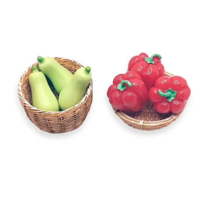 Lot de 8 miniatures de piments et melons pour maison de poupée avec panier : modèles miniatures de nourriture de ferme simulée à l'échelle 1/6 et 1/12