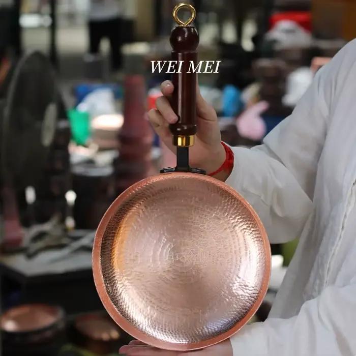 Poêle plate en cuivre artisanale rétro pour dîners de style occidental et pique-niques au feu de camp, avec manche en bois pour une prise en main confortable et une utilisation pratique à la maison ou en extérieur