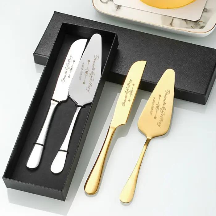 Ensemble de couteau et spatule à gâteau personnalisés avec les noms des mariés