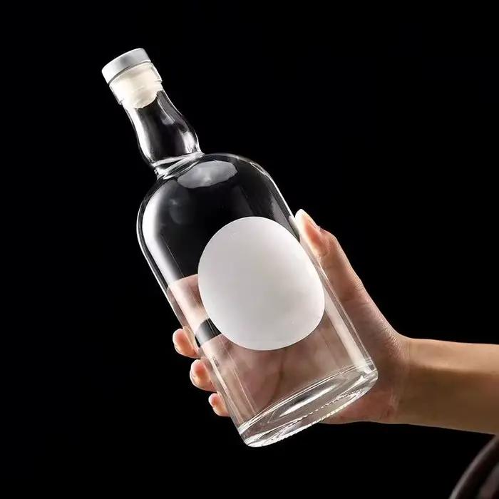 Bouteilles en verre vides pour spiritueux (vodka, gin) 500ml, 750ml, 1 litre avec bouchon en liège pour liqueurs - Vente en gros