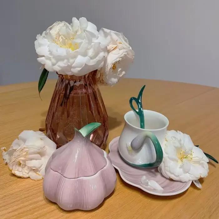 Pot de rangement en céramique d'ail violet