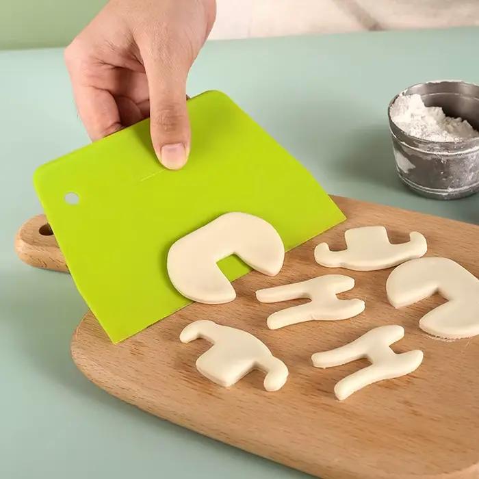 Grattoir en plastique pour pâtisserie