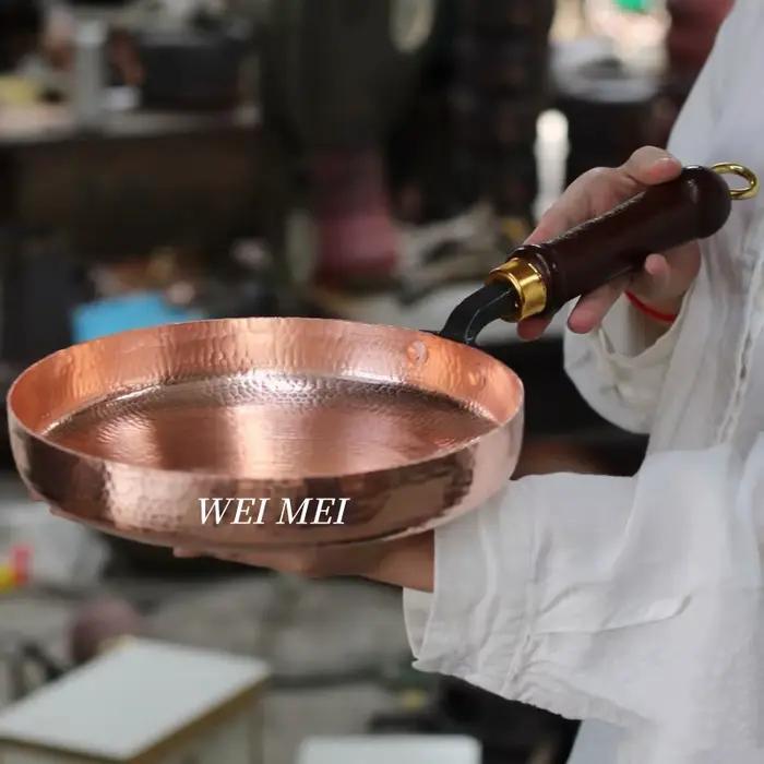 Poêle plate en cuivre artisanale rétro pour dîners de style occidental et pique-niques au feu de camp, avec manche en bois pour une prise en main confortable et une utilisation pratique à la maison ou en extérieur