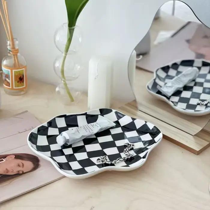 Assiette en céramique à motif damier INS
