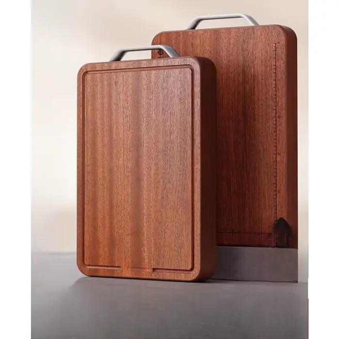 Planche à découper en bois massif pour cuisine avec surface stable et couleurs douces pour préparation culinaire élégante et durable