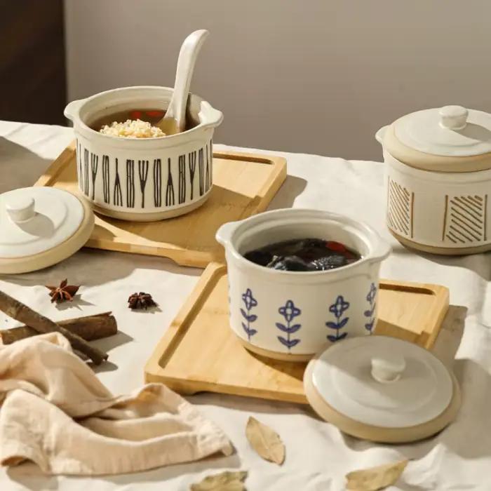 Marmite à ragoût en céramique sur l'eau, ménage avec plateau, cuillère, pot de nourriture rétro simple, vaisselle en céramique pour soupe
