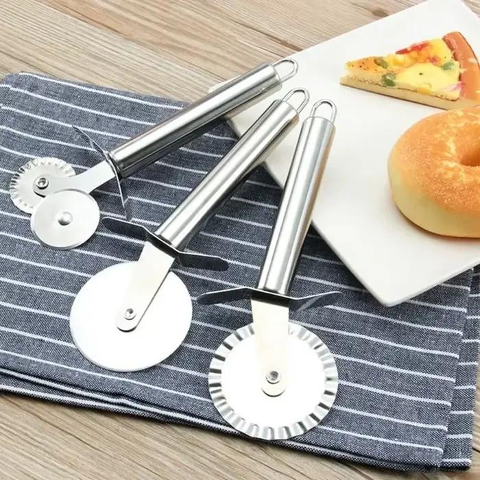 Une variété de couteaux à Pizza à rouleaux en acier inoxydable