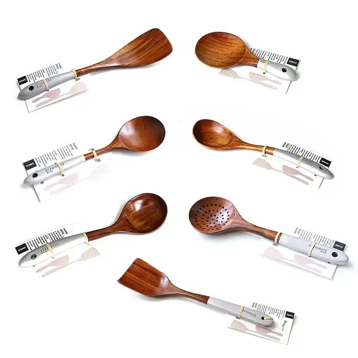 Ensemble d'outils de cuisine en bois massif
