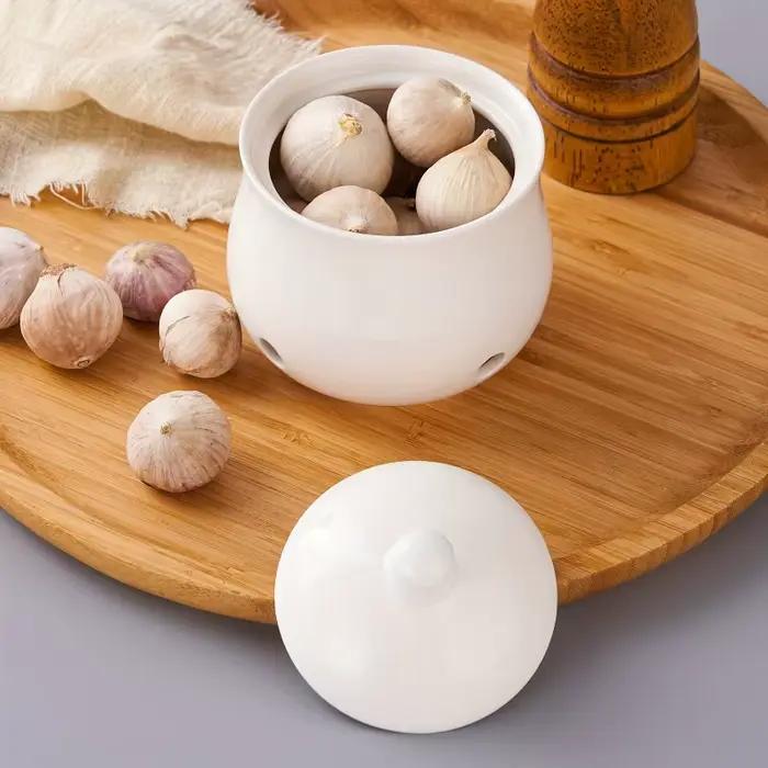Un ensemble de pots de rangement en céramique pour l'ail et le gingembre
