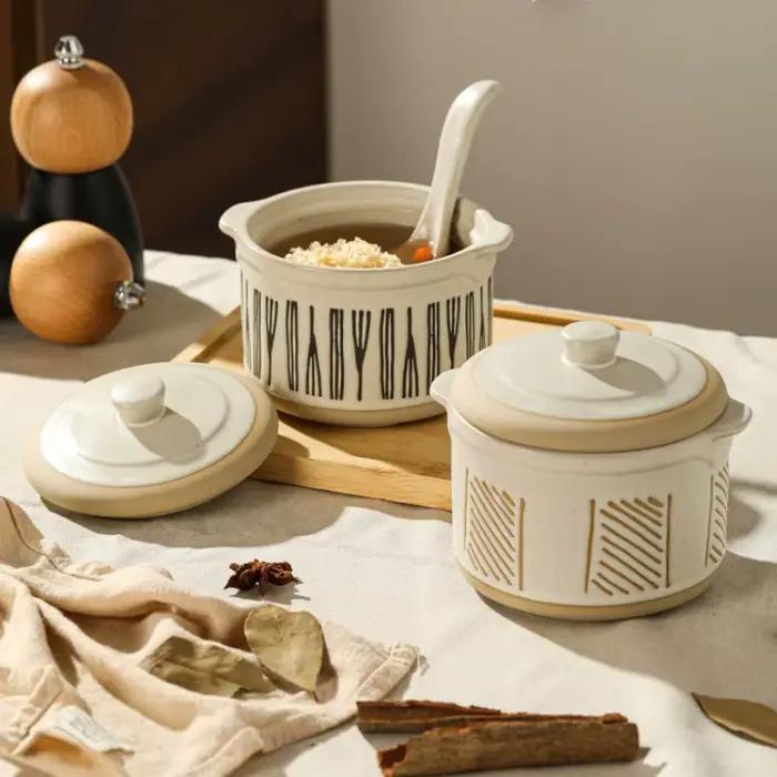 Marmite à ragoût en céramique sur l'eau, ménage avec plateau, cuillère, pot de nourriture rétro simple, vaisselle en céramique pour soupe
