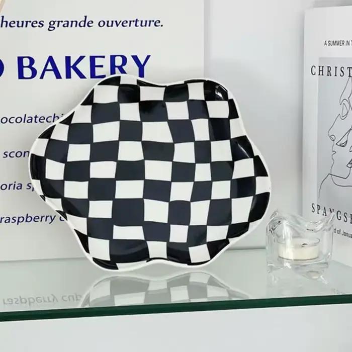 Assiette en céramique à motif damier INS