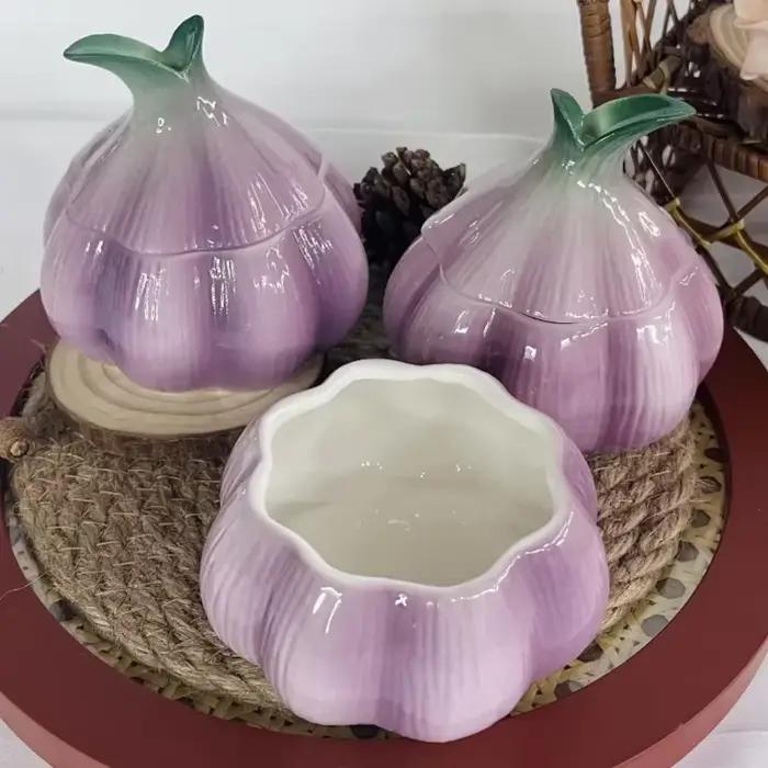 Pot de rangement en céramique d'ail violet