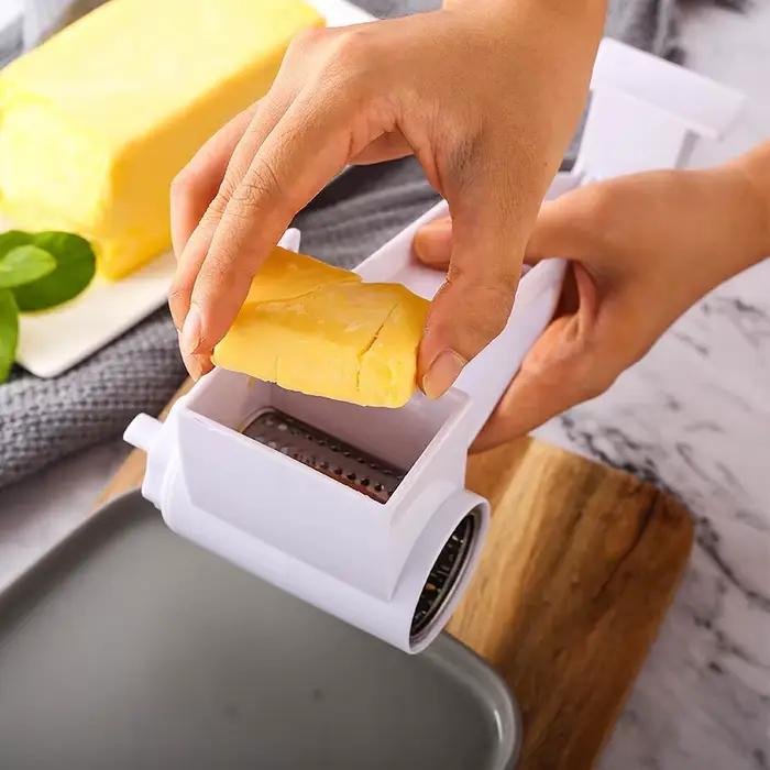 Râpe à fromage rotative multifonctionnelle en plastique gris clair pour la cuisine artisanale et les préparations créatives à offrir pour des occasions spéciales
