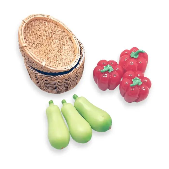 Lot de 8 miniatures de piments et melons pour maison de poupée avec panier : modèles miniatures de nourriture de ferme simulée à l'échelle 1/6 et 1/12