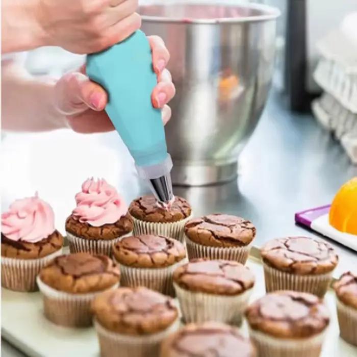 Poches à douille en silicone réutilisables avec embouts en silicone et buse en acier inoxydable pour la décoration de gâteau à offrir pour pâtissiers amateurs et professionnels