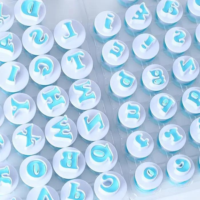 Moule à pâtisserie avec lettres