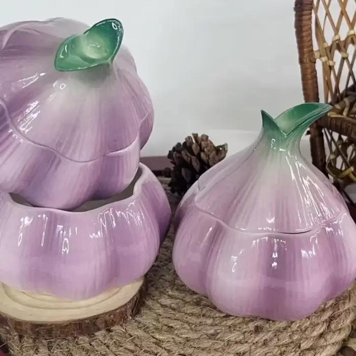 Pot de rangement en céramique d'ail violet