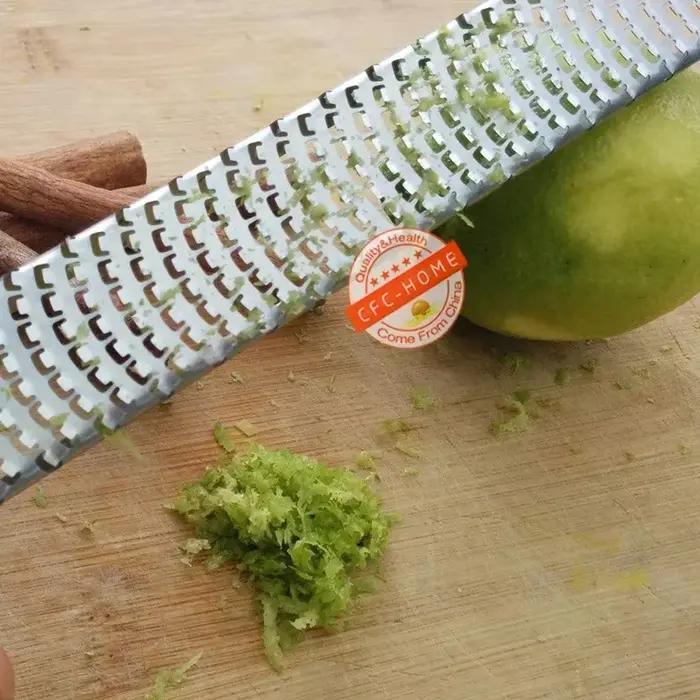 Râpe à fromage polyvalente et zesteur d'agrumes pour parmesan