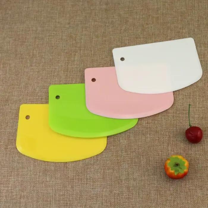 Coupe-pâtisserie en plastique
