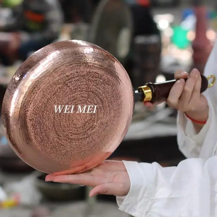 Poêle plate en cuivre artisanale rétro pour dîners de style occidental et pique-niques au feu de camp, avec manche en bois pour une prise en main confortable et une utilisation pratique à la maison ou en extérieur