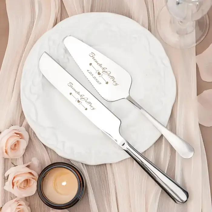 Ensemble de couteau et spatule à gâteau personnalisés avec les noms des mariés