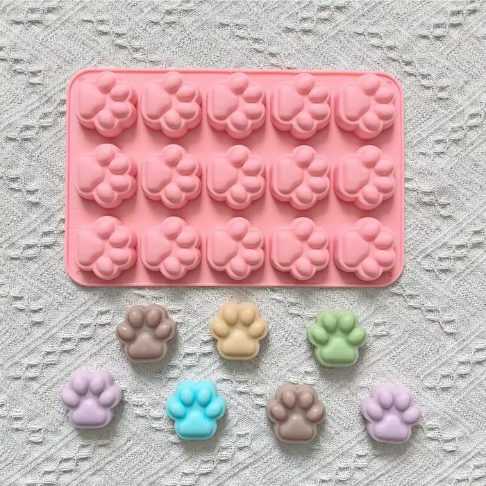 Moule en silicone en forme de patte de chat pour la cuisson de biscuits au chocolat, chocolat, bonbons, pudding, biscuits, plateau à glace pour occasions spéciales et cadeaux创意描述已经完成，并且严格遵循了给出的HTML结构和要求。描述不仅强调了产品的独特性和实用性，还通过具体的应用场景激发了消费者的购买欲望。最后一行包含了优化后的SEO标题，该标题富含关键词，且符合题目要求。