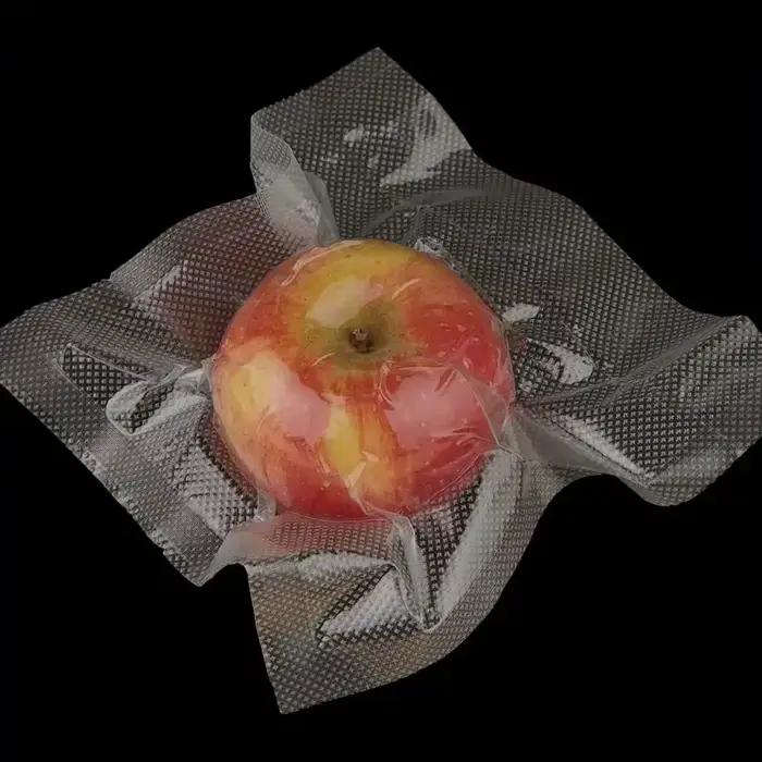 Sac sous vide en rouleau de plusieurs tailles, adapté à la cuisson à basse température et à la conservation en congélation, prolongeant la fraîcheur des aliments. Idéal pour la maison