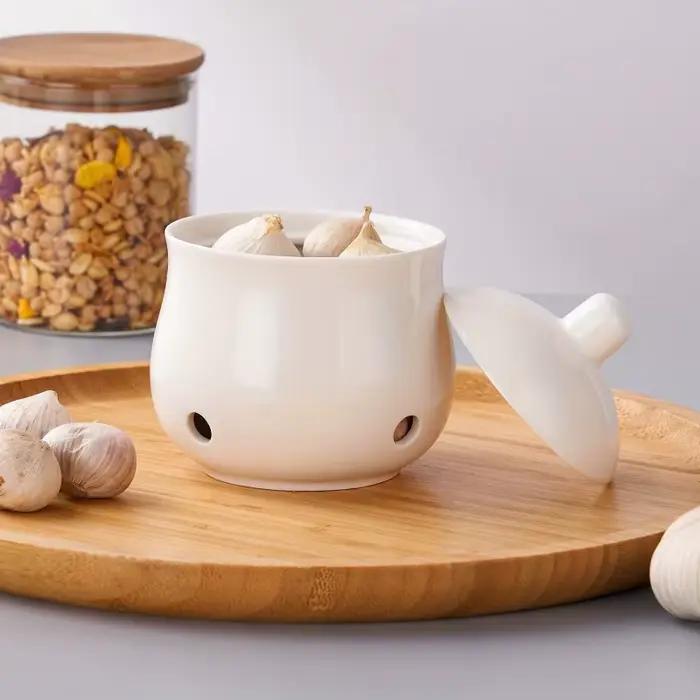 Un ensemble de pots de rangement en céramique pour l'ail et le gingembre