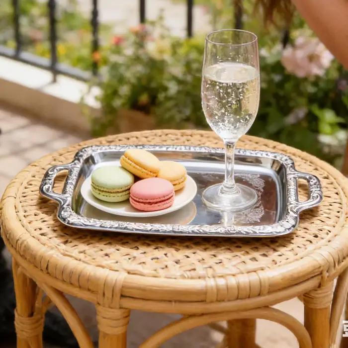 Plateau de service moderne en acier inoxydable pour présentation de nourriture, élégant, argenté, décoration d'intérieur pour fêtes familiales et soirées entre amis