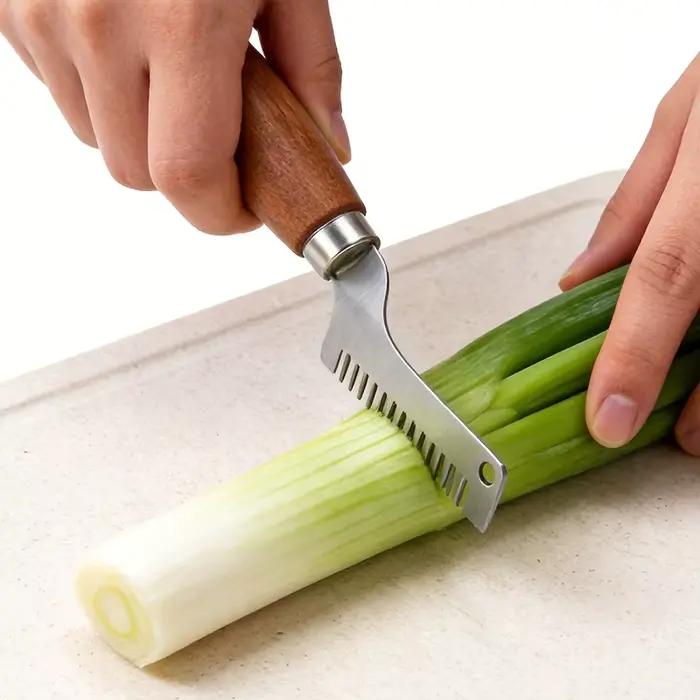 Un hachoir à manche en bois pour couper les oignons verts, un outil efficace pour hacher uniformément les herbes et l'ail, parfait pour la préparation à domicile.