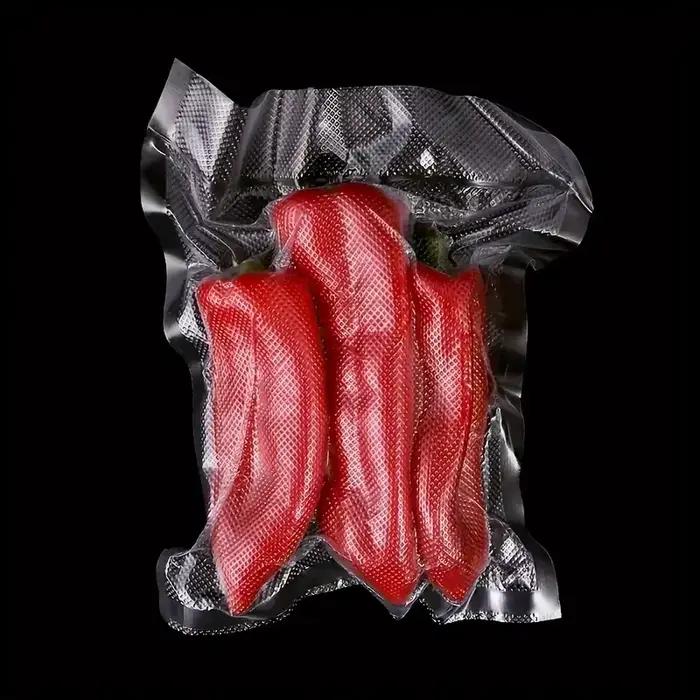 Sac sous vide en rouleau de plusieurs tailles, adapté à la cuisson à basse température et à la conservation en congélation, prolongeant la fraîcheur des aliments. Idéal pour la maison