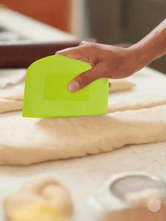Bol de grattoir à pâte en plastique