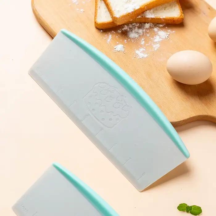 Coupe-pâte en plastique de 9 pouces