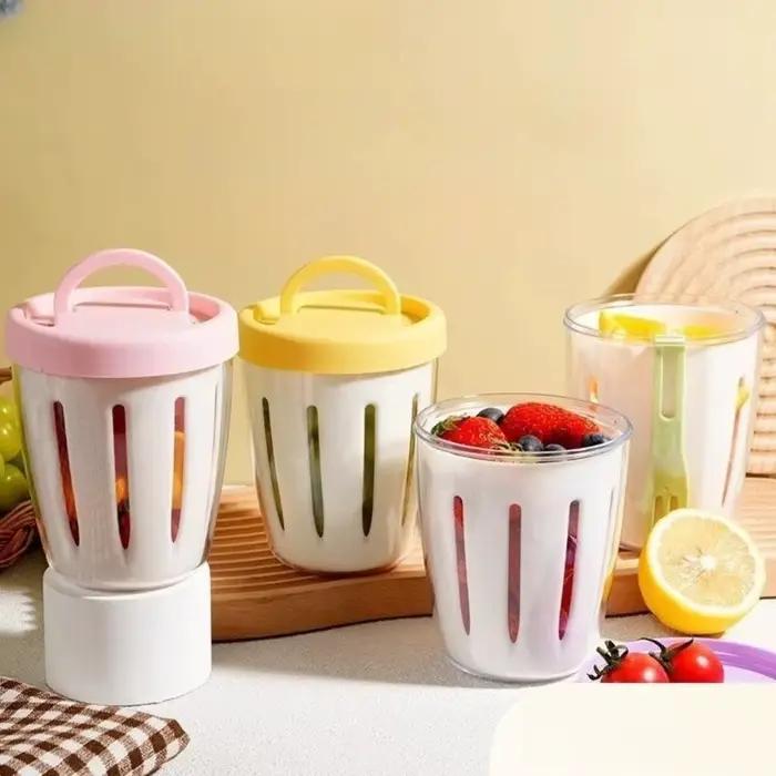 Tasse à salade avec fourchette