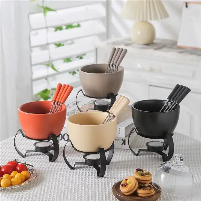 Ensemble de pot à fondue au chocolat avec fourchettes