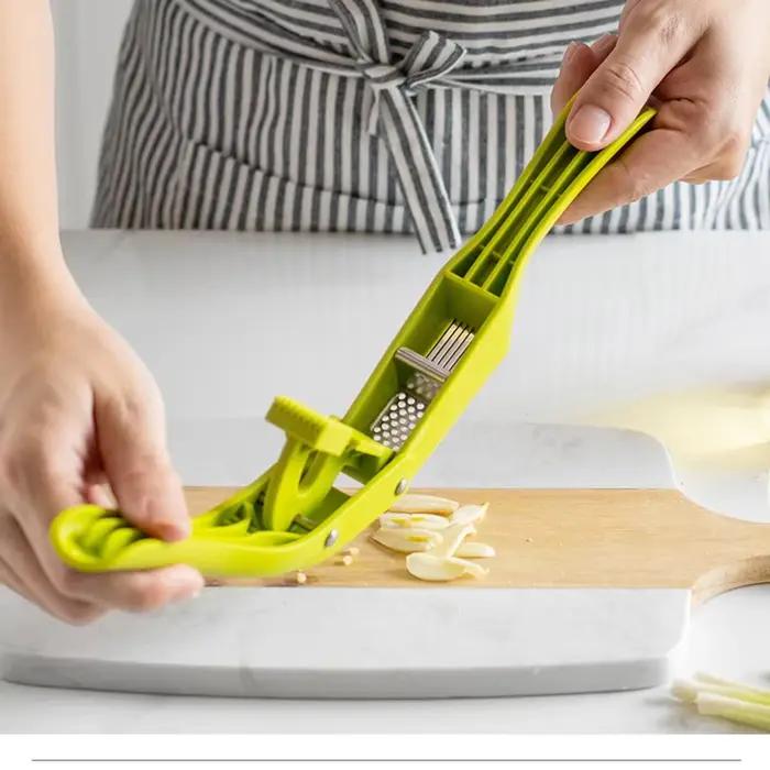 Presse-ail multifonctionnel manuel en acier inoxydable avec peeler, chopper, slicer et crusher pour émincer, écraser, hacher et râper l'ail facilement et rapidement pour la cuisine occassions quotidiennes et cadeaux ```