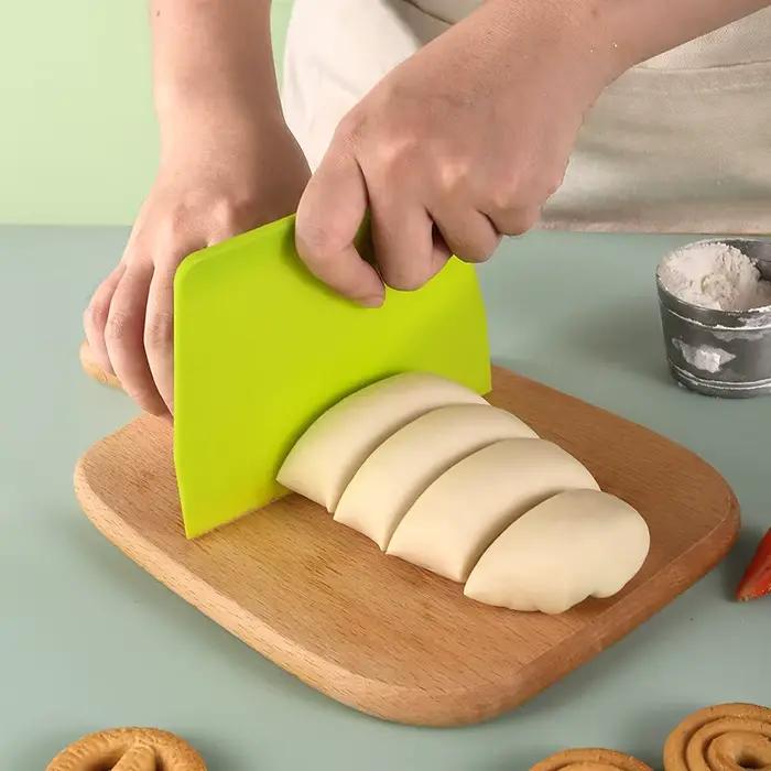 Grattoir en plastique pour pâtisserie