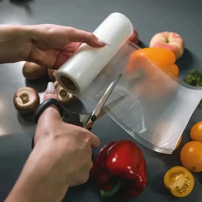 Sac sous vide en rouleau de plusieurs tailles, adapté à la cuisson à basse température et à la conservation en congélation, prolongeant la fraîcheur des aliments. Idéal pour la maison