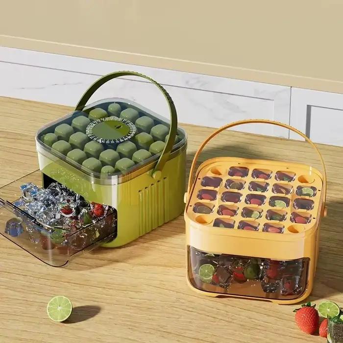 Pressez le moule à glaçons pour créer une boîte à glaçons faite maison en forme de glaçon pour les réfrigérateurs domestiques. Démoulage facile